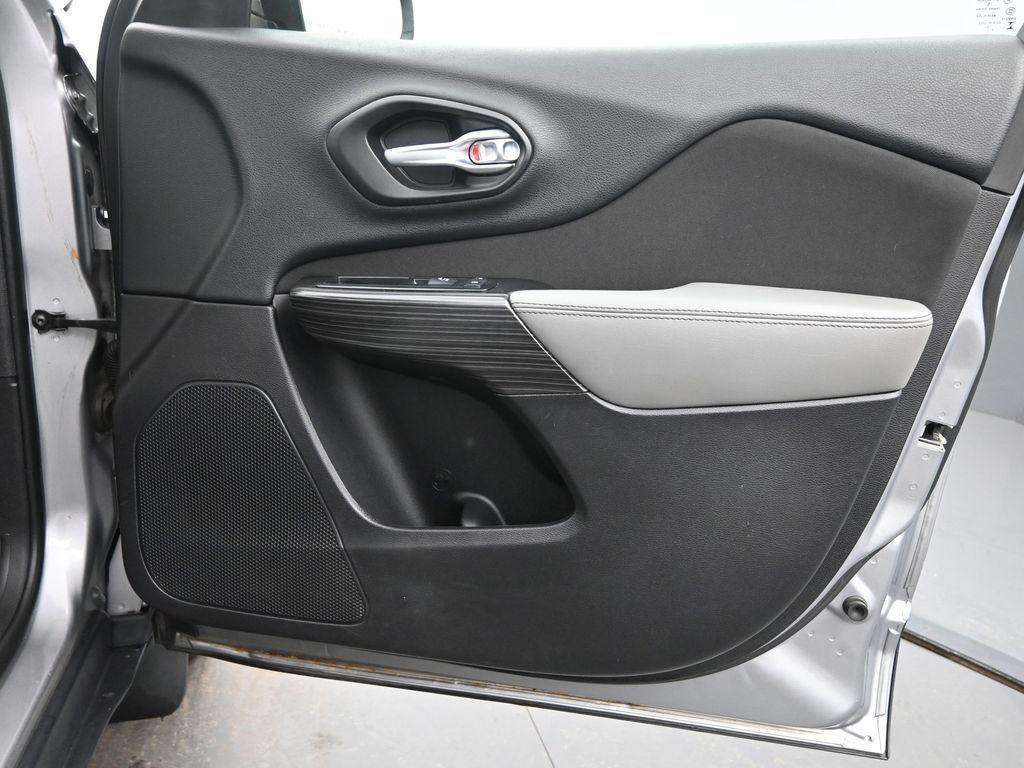 used 2014 Jeep Cherokee car, priced at $11,900