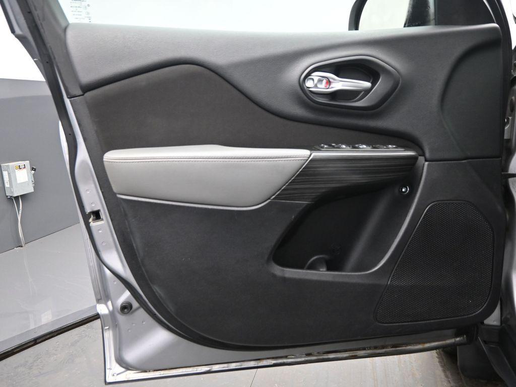 used 2014 Jeep Cherokee car, priced at $11,900