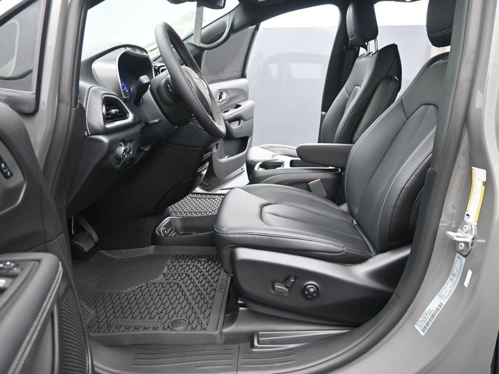 new 2025 Chrysler Pacifica car