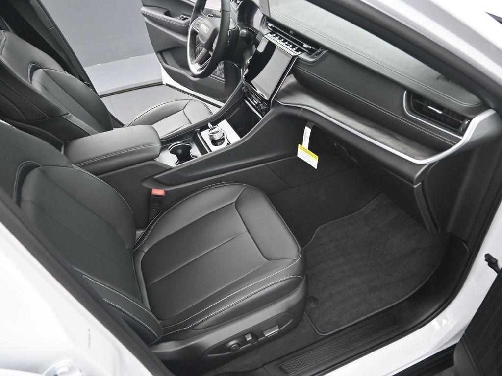 new 2025 Jeep Grand Cherokee car, priced at $50,501