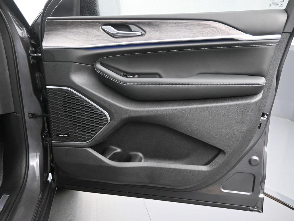 new 2025 Jeep Grand Cherokee car, priced at $55,355