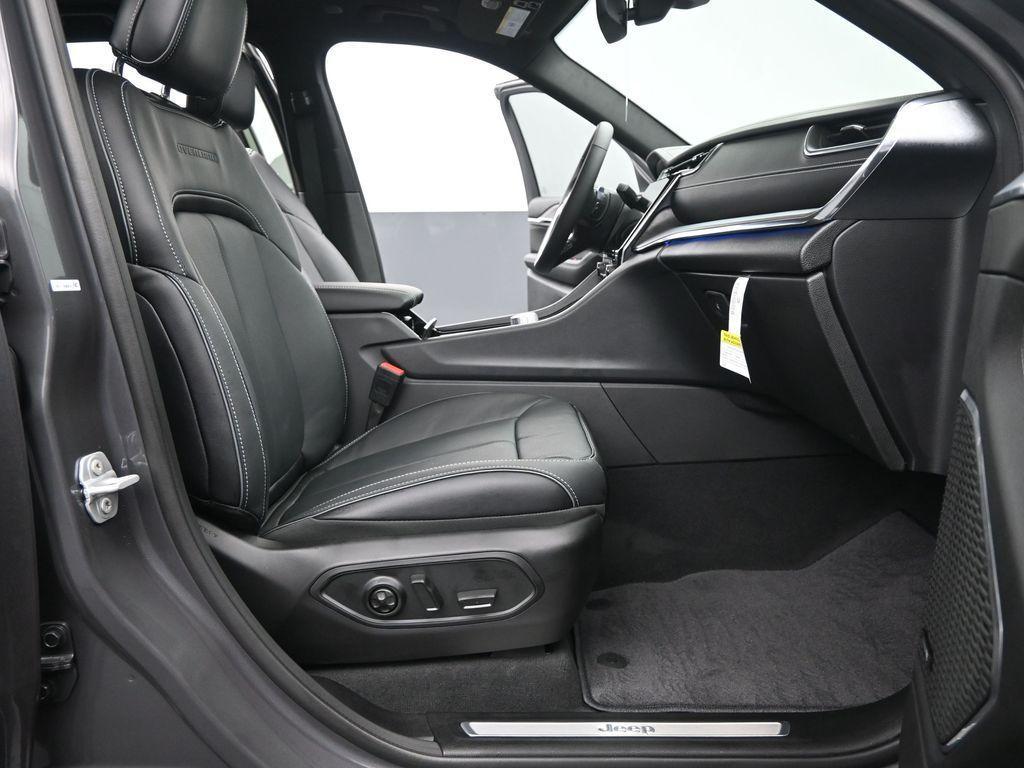 new 2025 Jeep Grand Cherokee car, priced at $55,355
