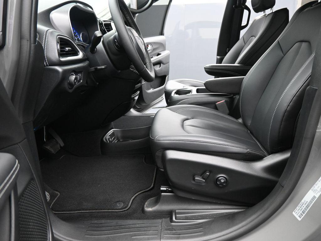 new 2025 Chrysler Pacifica car, priced at $43,172
