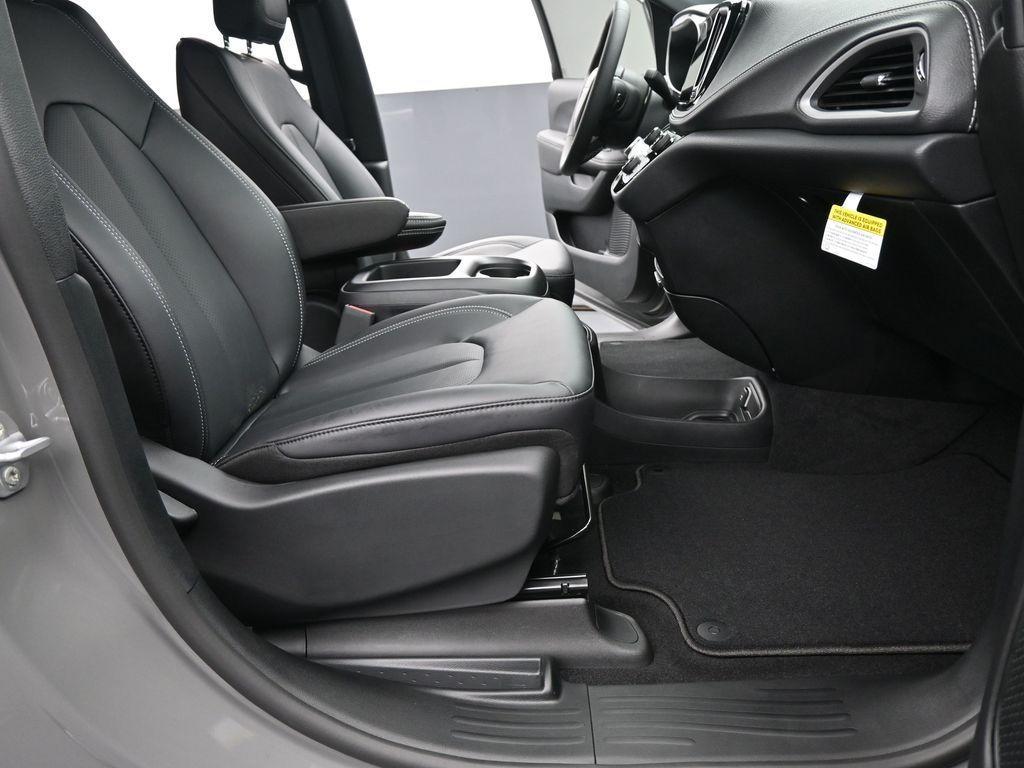 new 2025 Chrysler Pacifica car, priced at $42,365