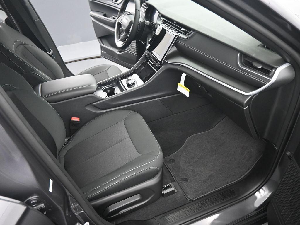 new 2025 Jeep Grand Cherokee car, priced at $39,745