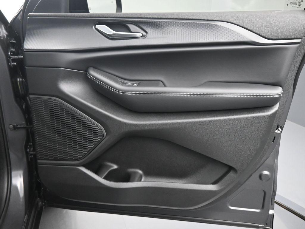 new 2025 Jeep Grand Cherokee car, priced at $40,937