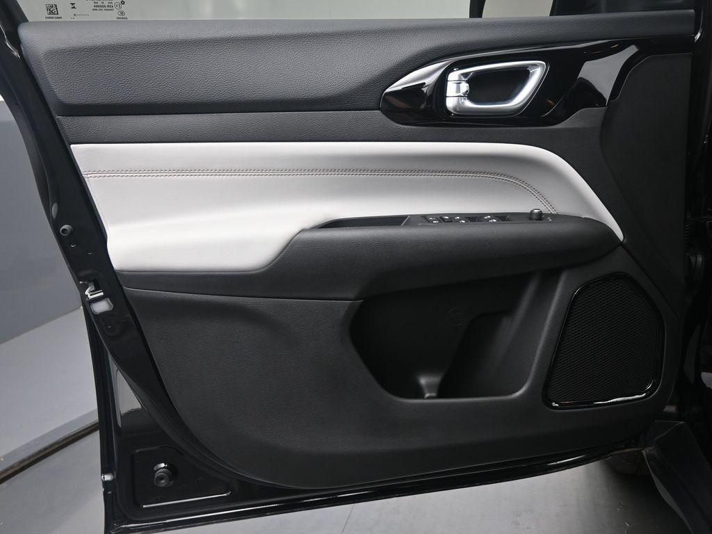 new 2025 Jeep Compass car, priced at $34,068