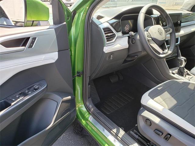 new 2025 Volkswagen Taos car