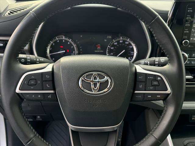 used 2022 Toyota Highlander car, priced at $34,726