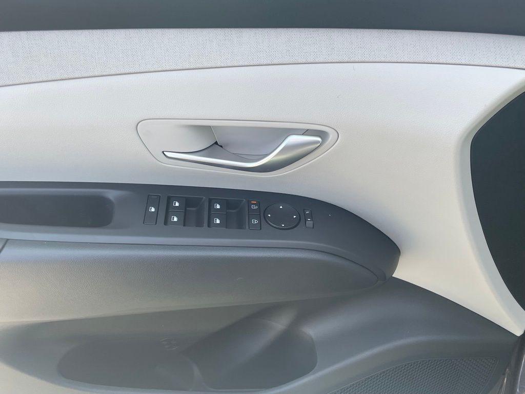 new 2025 Hyundai TUCSON Hybrid car, priced at $37,945