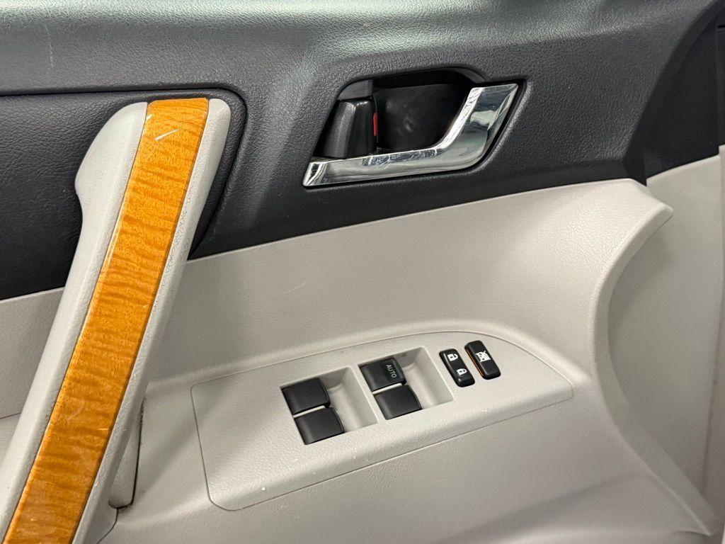 used 2010 Toyota Highlander Hybrid car, priced at $9,500