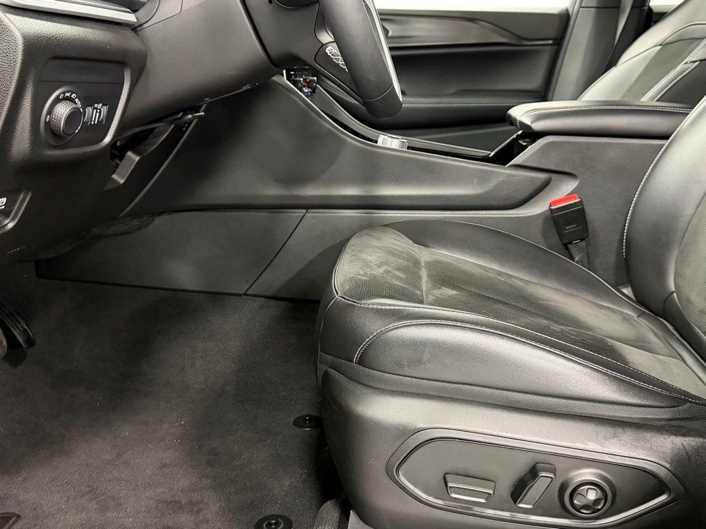 used 2023 Jeep Grand Cherokee car, priced at $32,000