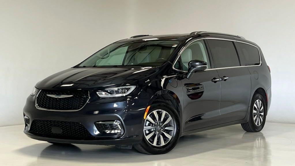 used 2021 Chrysler Pacifica Hybrid car, priced at $23,300