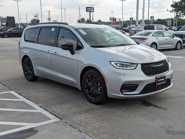 new 2024 Chrysler Pacifica car, priced at $45,388