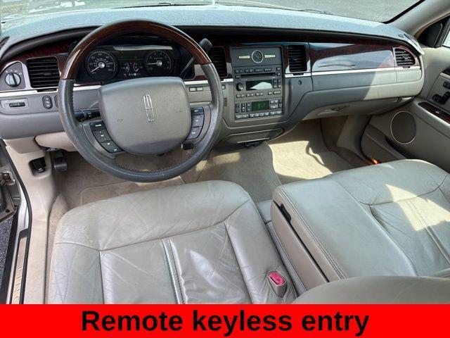used 2006 Lincoln Town Car car, priced at $11,998