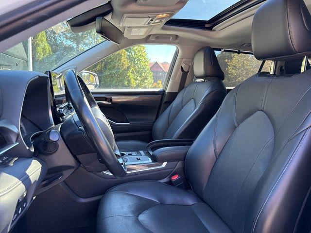 used 2022 Toyota Highlander Hybrid car, priced at $37,800