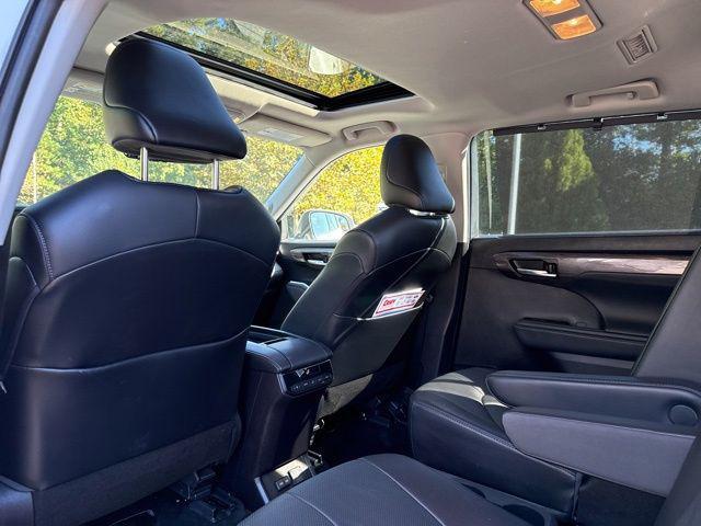 used 2022 Toyota Highlander Hybrid car, priced at $37,800