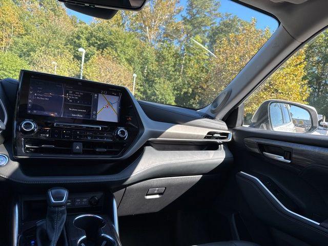 used 2022 Toyota Highlander Hybrid car, priced at $37,800