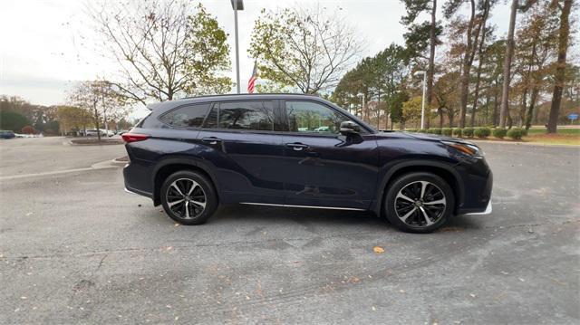 used 2022 Toyota Highlander car, priced at $39,400