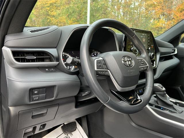 used 2022 Toyota Highlander car, priced at $39,400