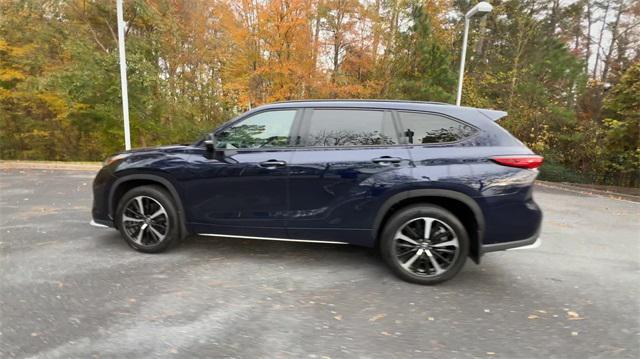 used 2022 Toyota Highlander car, priced at $39,400