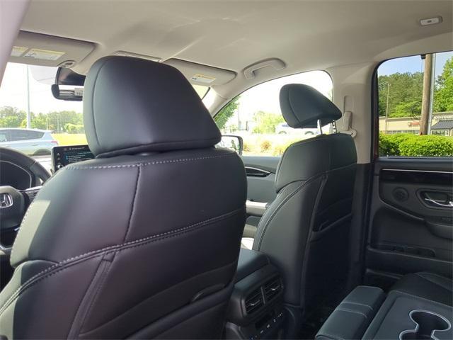 new 2025 Honda Pilot car, priced at $45,405