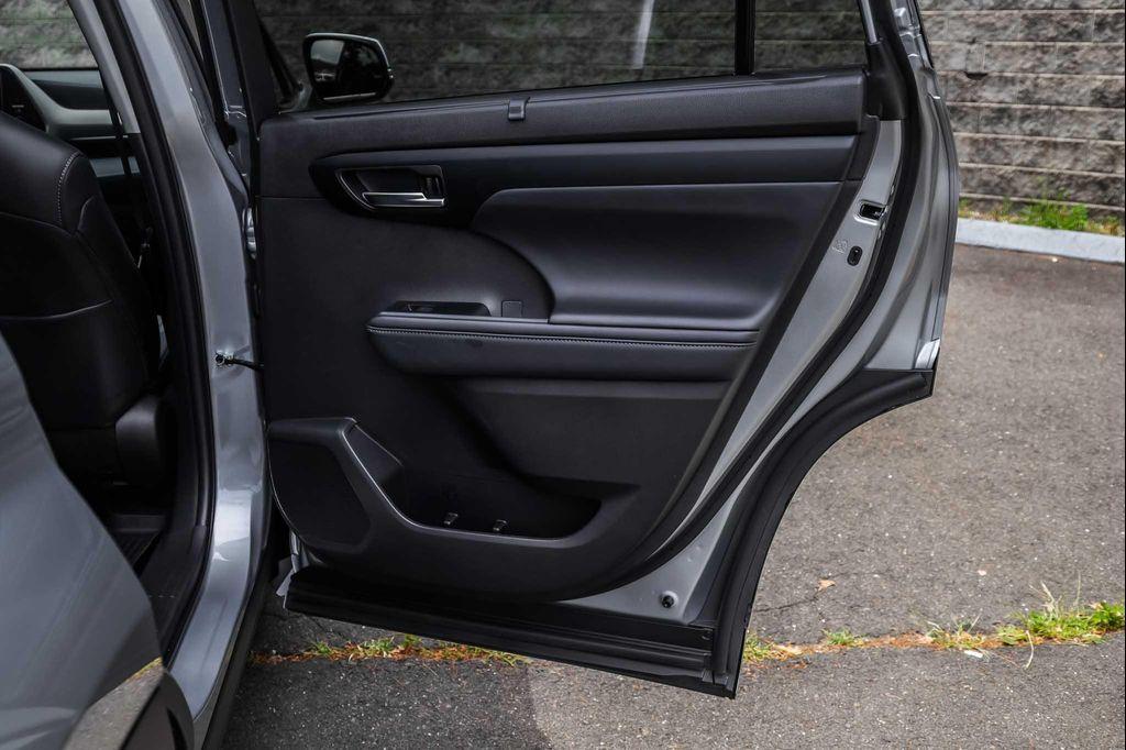 used 2025 Toyota Highlander car, priced at $47,900