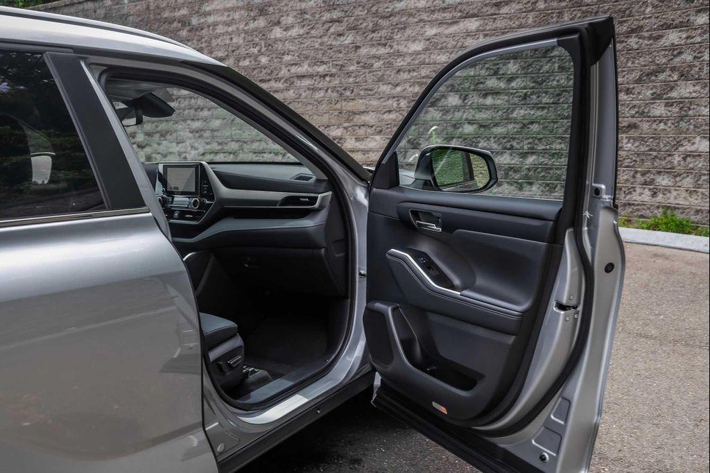 used 2025 Toyota Highlander car, priced at $47,900