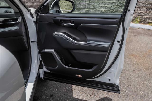 used 2025 Toyota Highlander car, priced at $47,900