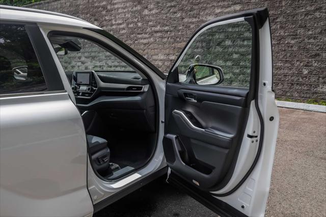 used 2025 Toyota Highlander car, priced at $47,900