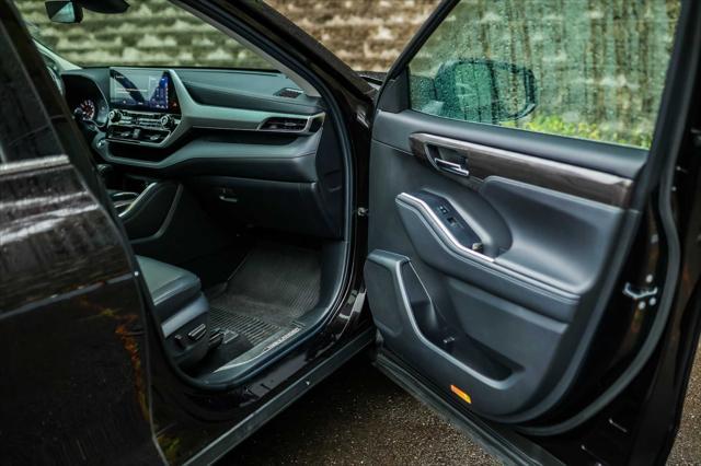 used 2022 Toyota Highlander car, priced at $39,500