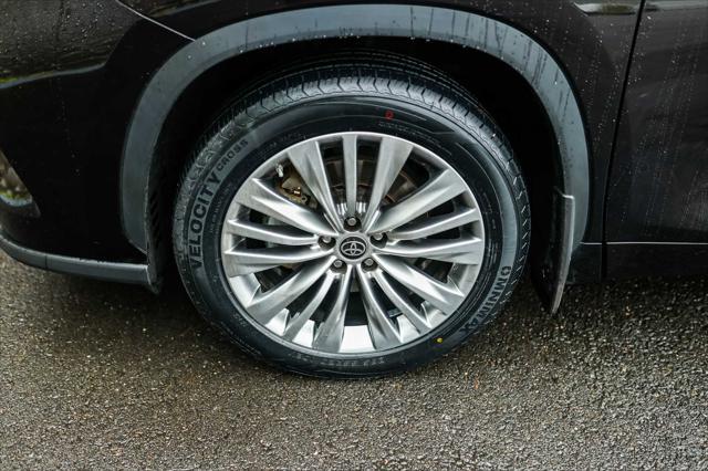 used 2022 Toyota Highlander car, priced at $39,500