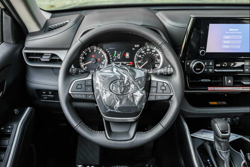 new 2025 Toyota Highlander car, priced at $47,263