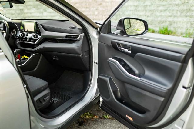 used 2025 Toyota Highlander car, priced at $47,800