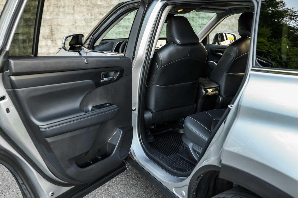 used 2025 Toyota Highlander car, priced at $45,900
