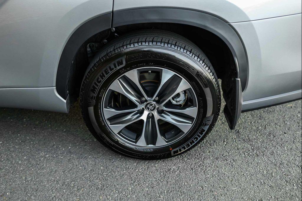 used 2025 Toyota Highlander car, priced at $45,900