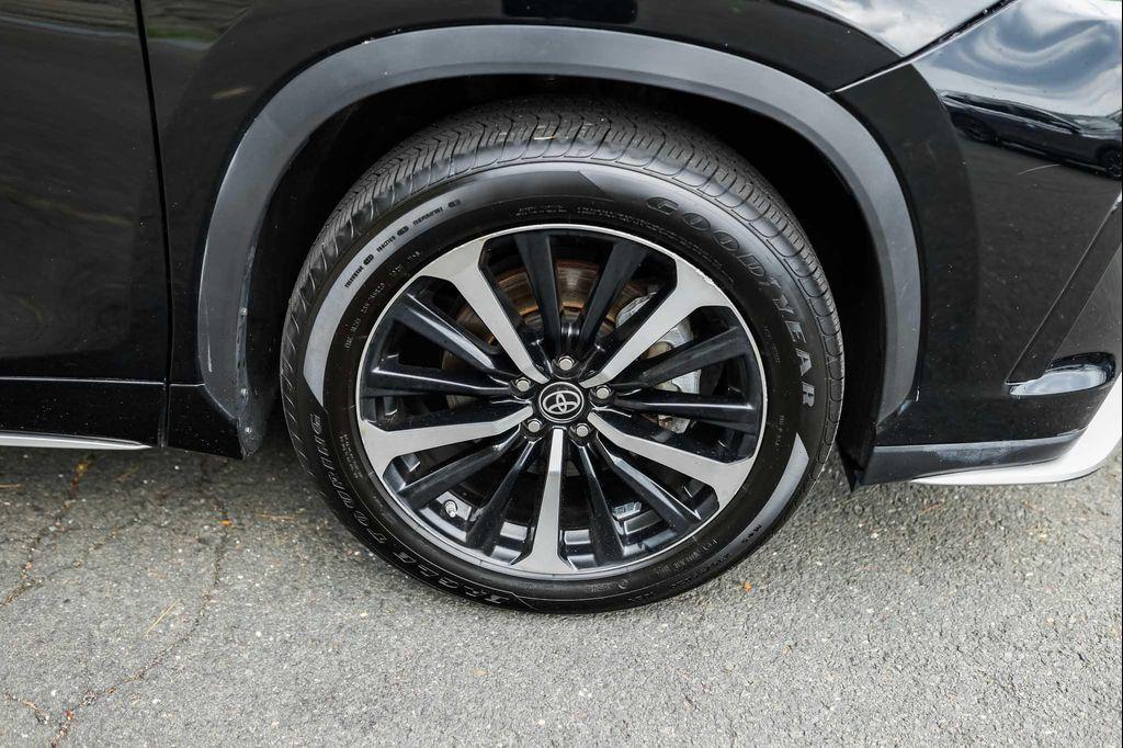 used 2022 Toyota Highlander car, priced at $36,900