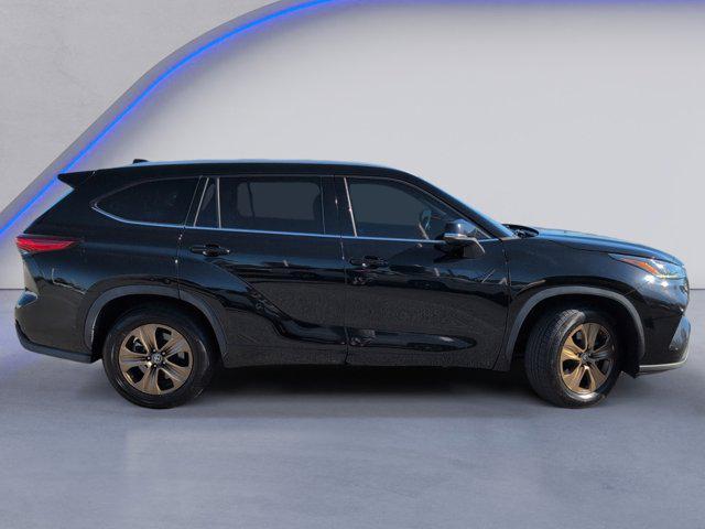 used 2022 Toyota Highlander Hybrid car, priced at $25,307