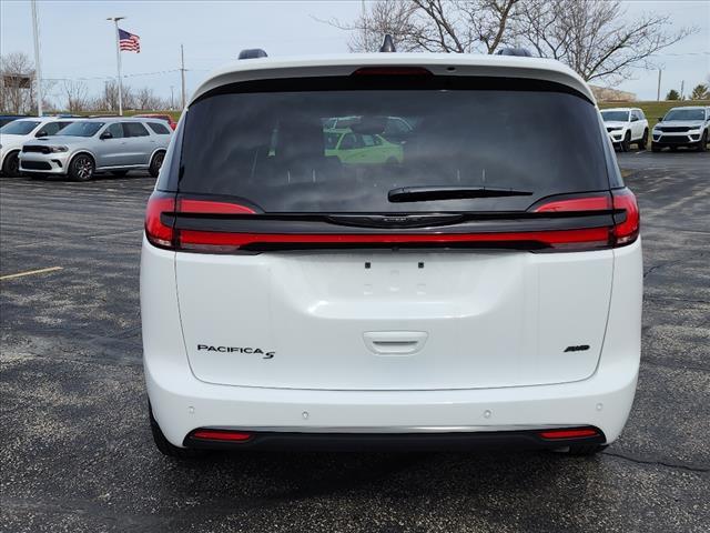 new 2024 Chrysler Pacifica car, priced at $45,332