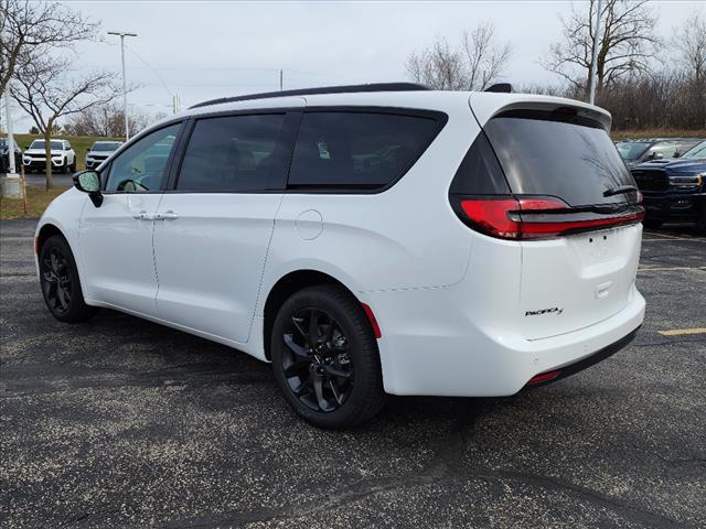 new 2024 Chrysler Pacifica car, priced at $45,332