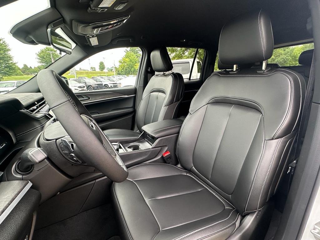 new 2025 Jeep Grand Cherokee car, priced at $45,592