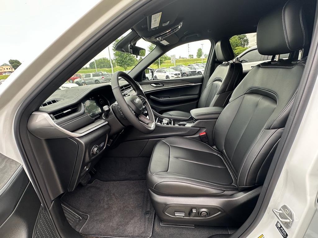 new 2025 Jeep Grand Cherokee car, priced at $45,592