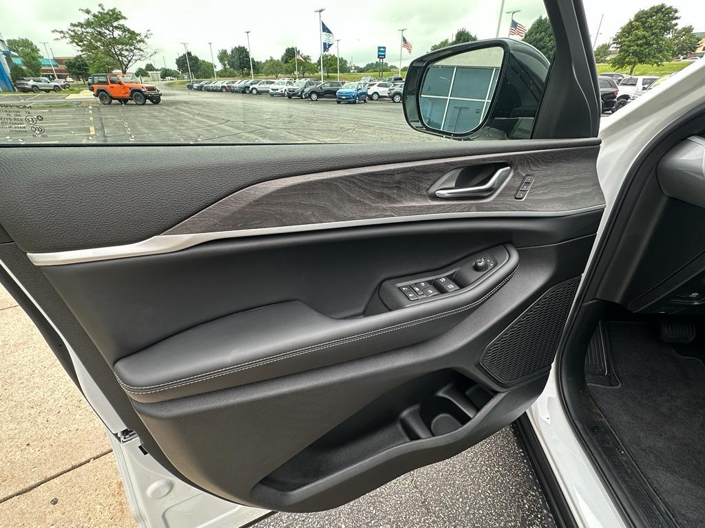 new 2025 Jeep Grand Cherokee car, priced at $45,592