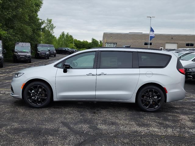 new 2024 Chrysler Pacifica car, priced at $40,283