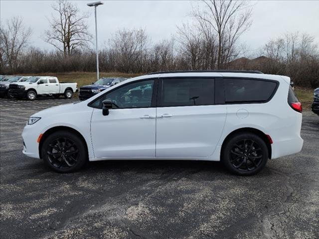 new 2024 Chrysler Pacifica car, priced at $42,082