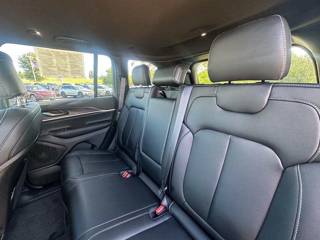 new 2025 Jeep Grand Cherokee car, priced at $40,270