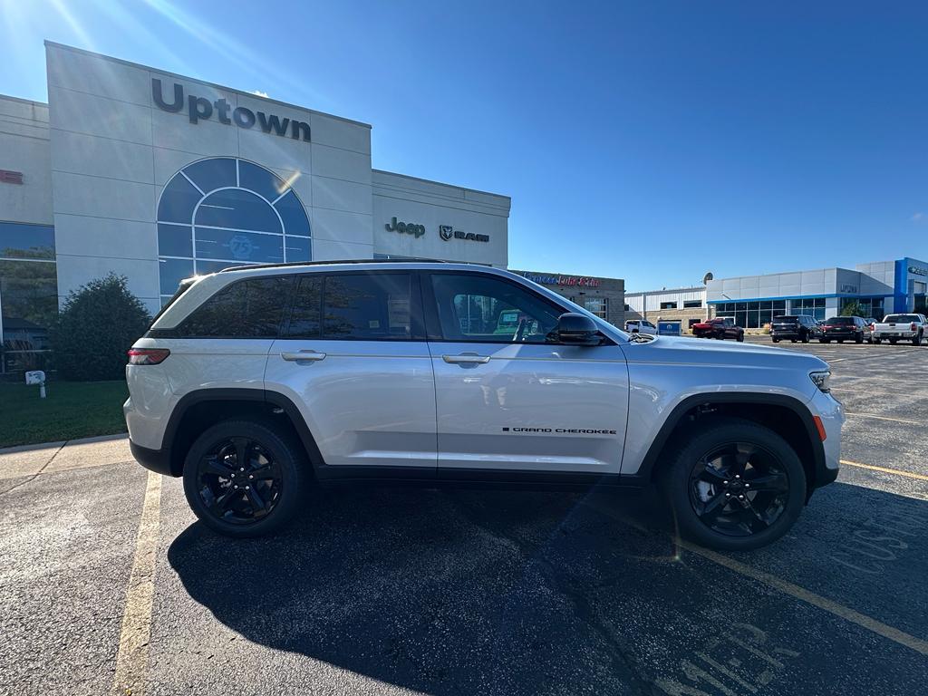 new 2025 Jeep Grand Cherokee car, priced at $47,676