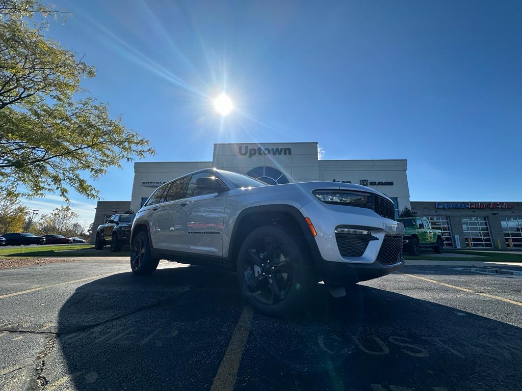 new 2025 Jeep Grand Cherokee car, priced at $47,676