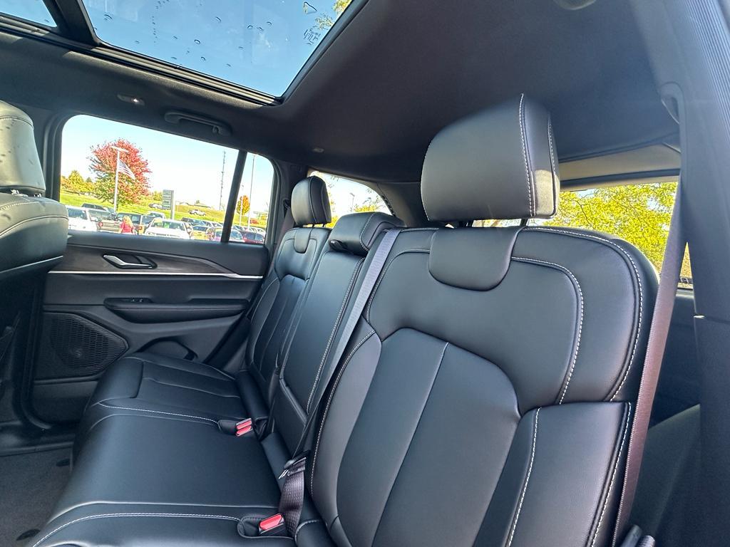 new 2025 Jeep Grand Cherokee car, priced at $47,676