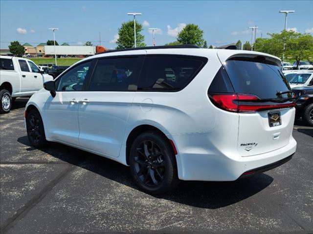 new 2024 Chrysler Pacifica car, priced at $39,613